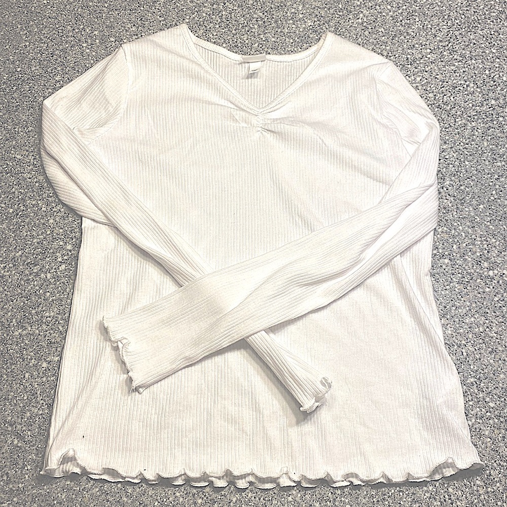 I am selling this shirt because I have had it for a while and don’t wear it.